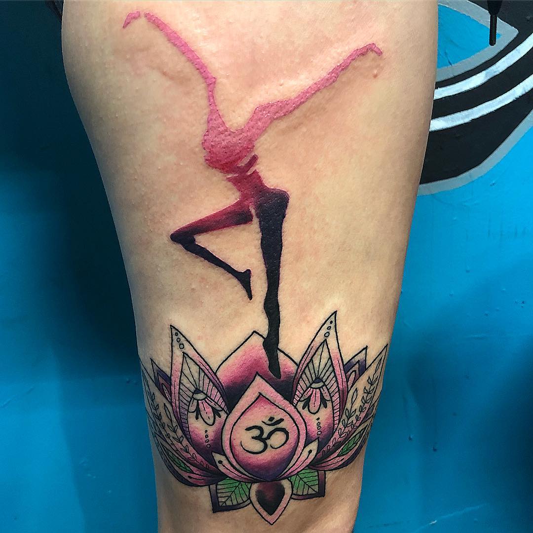 做农产品的祁小姐大腿莲花纹身图案